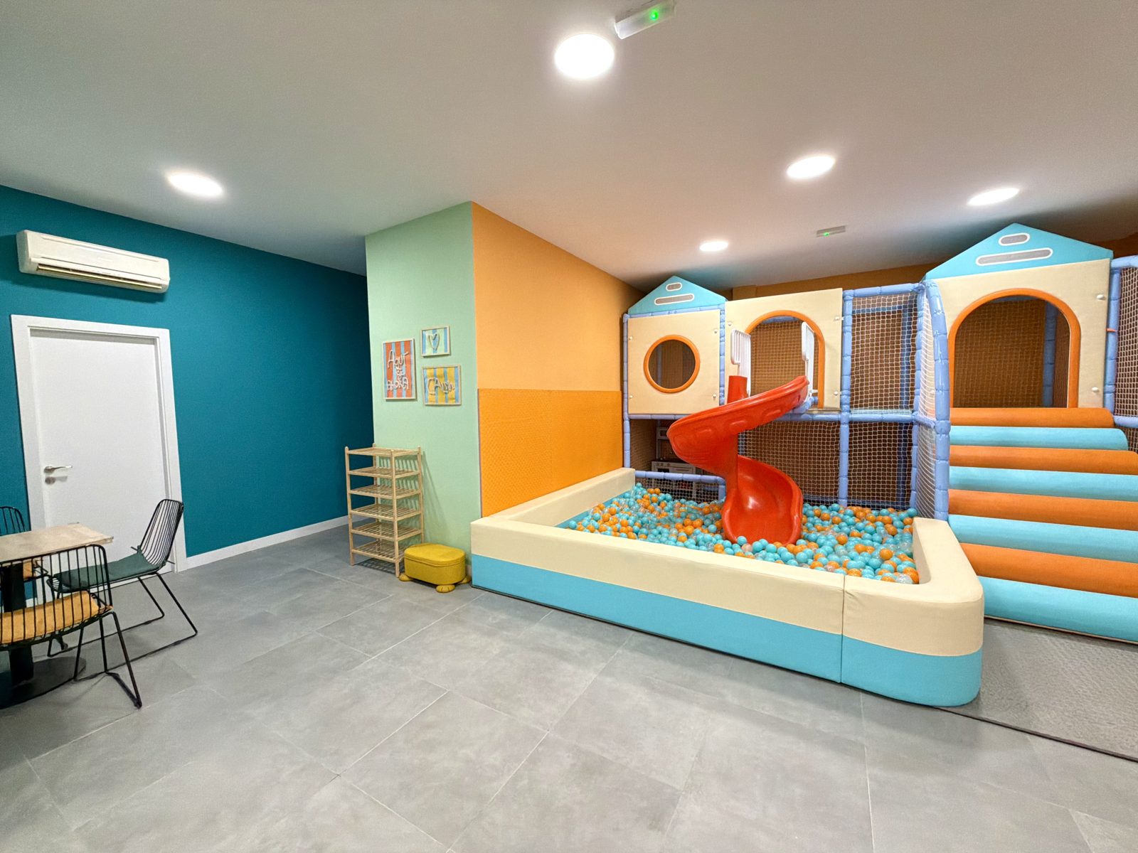 KIDO PARQUE: piscina de bolas, tobogán rojo y estructura de juego blanda en KIDO PLAY, Las Tablas